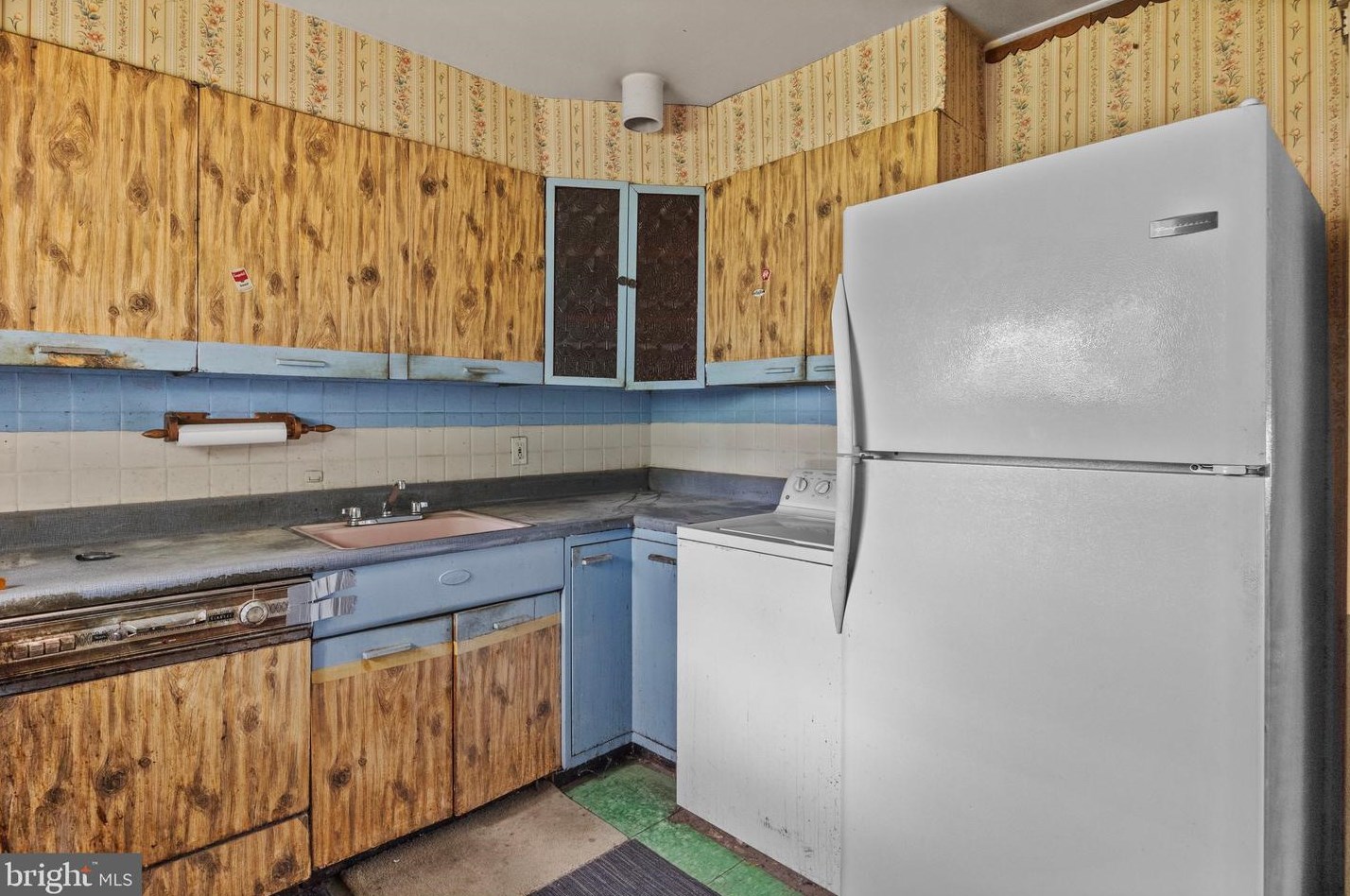 42 Crown Rd, Levittown PA  19057-1729 exterior