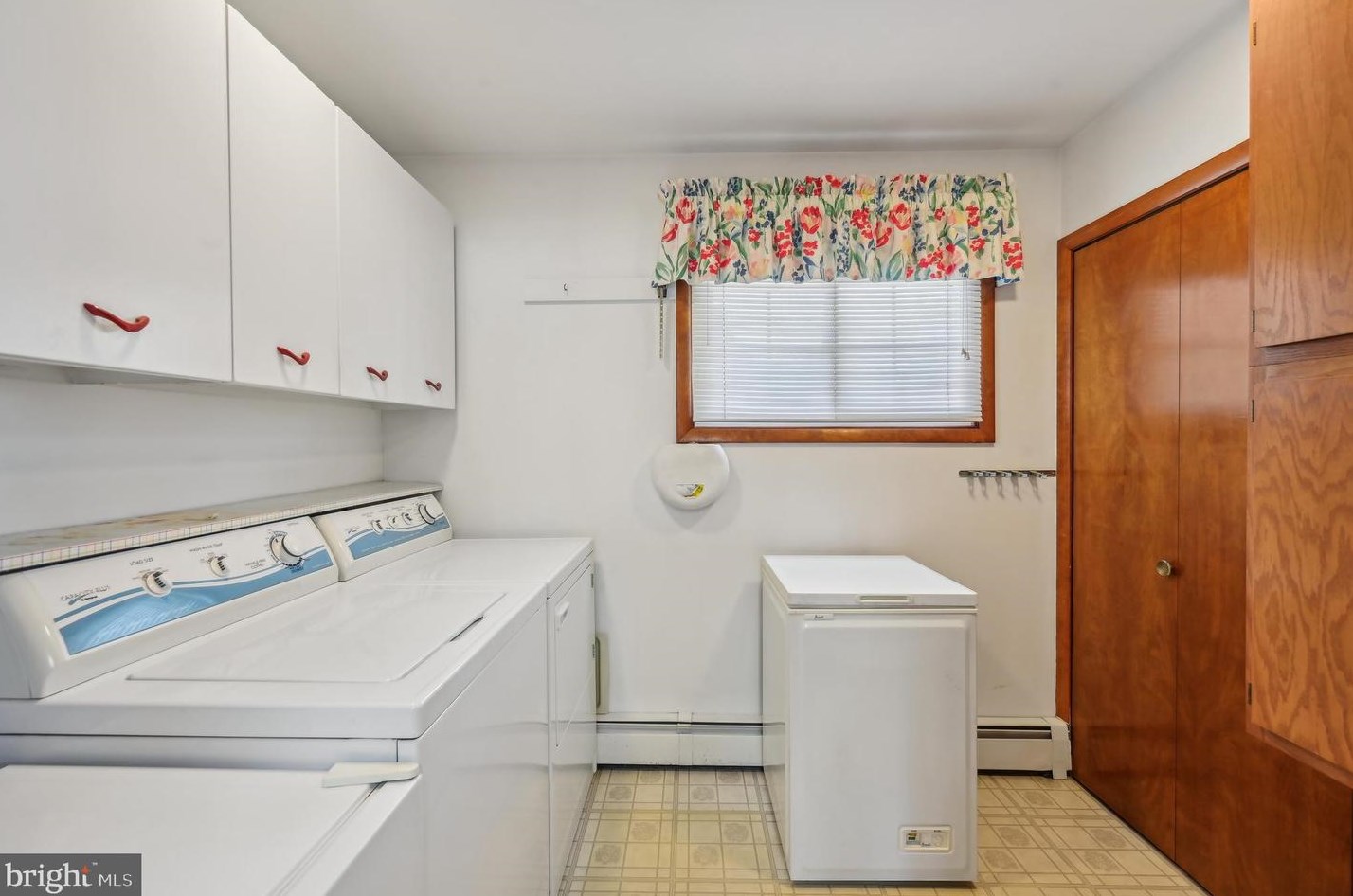 56 Timber Ln, Levittown PA 19054-2923 exterior