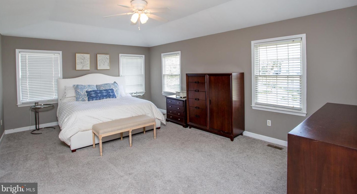 2018 Leedoms Dr, Upper Makefield PA 18940-9420 exterior