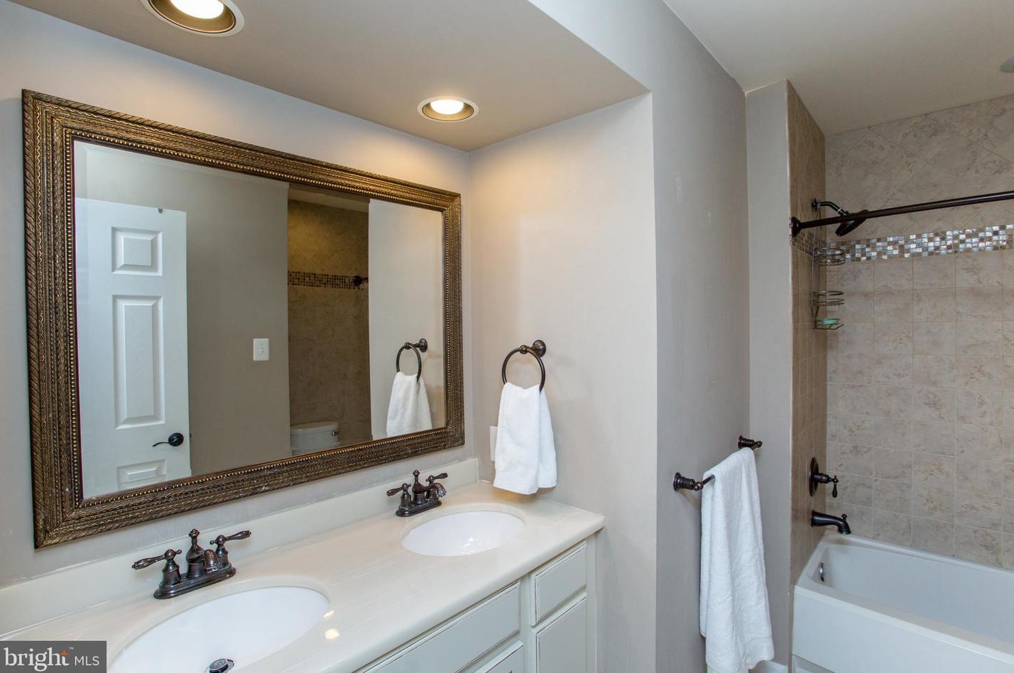 2018 Leedoms Dr, Upper Makefield PA 18940-9420 exterior