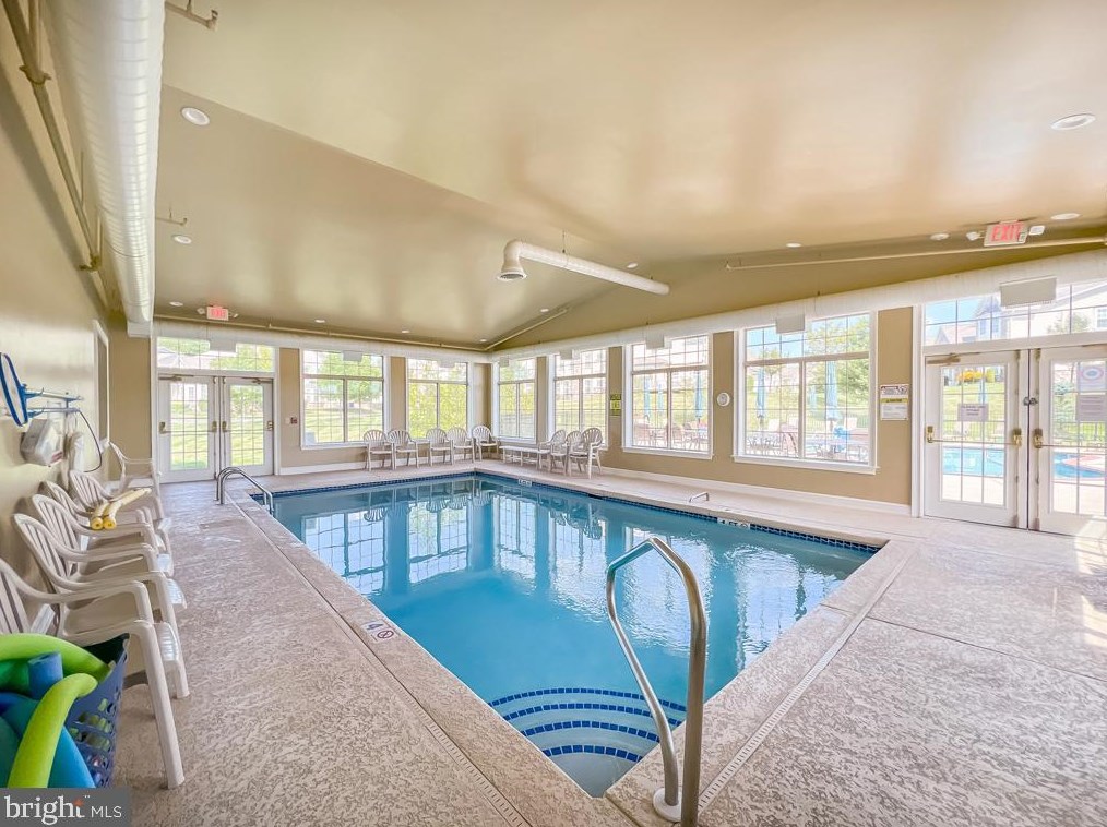 284 Willow Dr, Upper Makefield PA 18940-2453 exterior