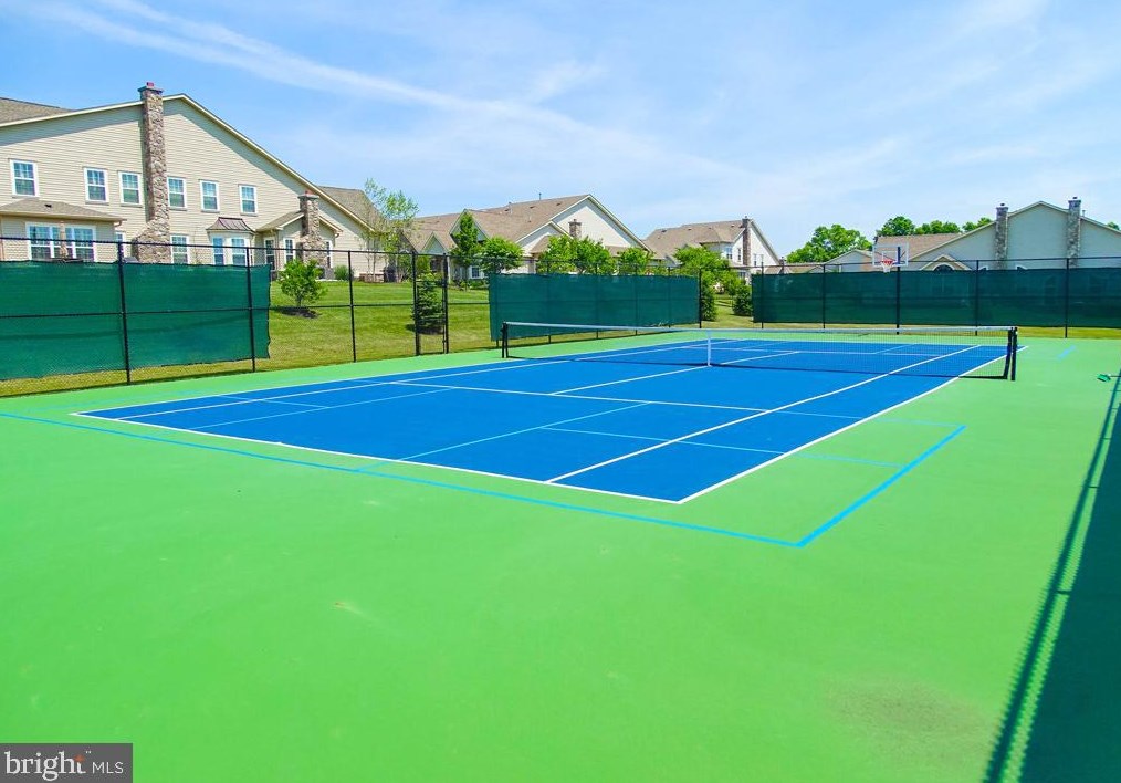 284 Willow Dr, Upper Makefield PA 18940-2453 exterior