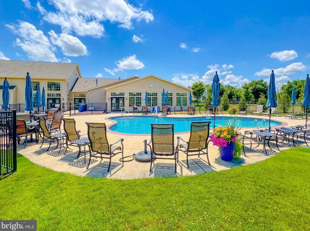 284 Willow Dr, Upper Makefield PA 18940-2453 exterior