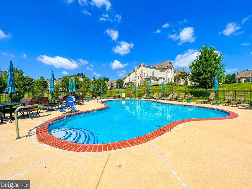 284 Willow Dr, Upper Makefield PA 18940-2453 exterior