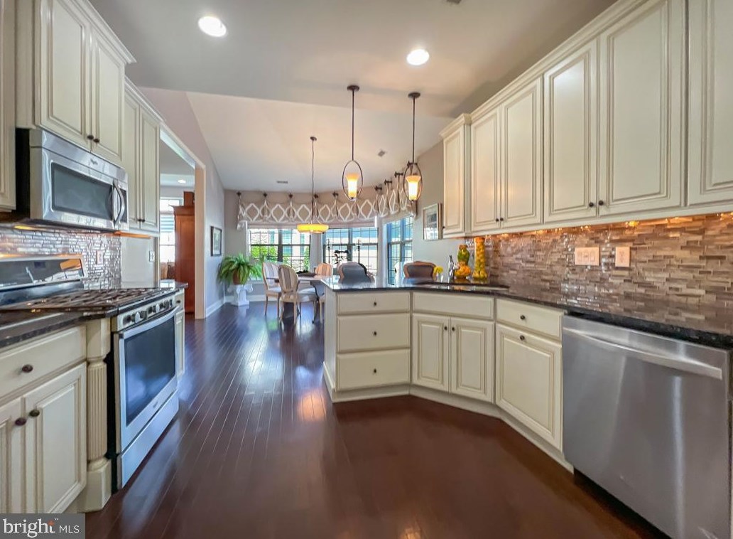 284 Willow Dr, Upper Makefield PA 18940-2453 exterior