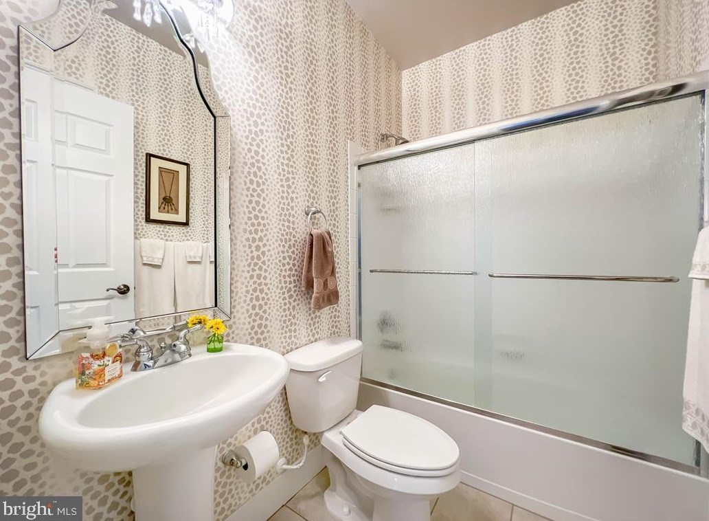 284 Willow Dr, Upper Makefield PA 18940-2453 exterior