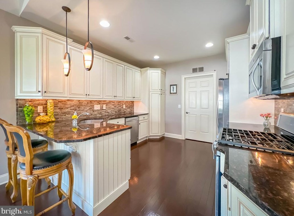 284 Willow Dr, Upper Makefield PA 18940-2453 exterior