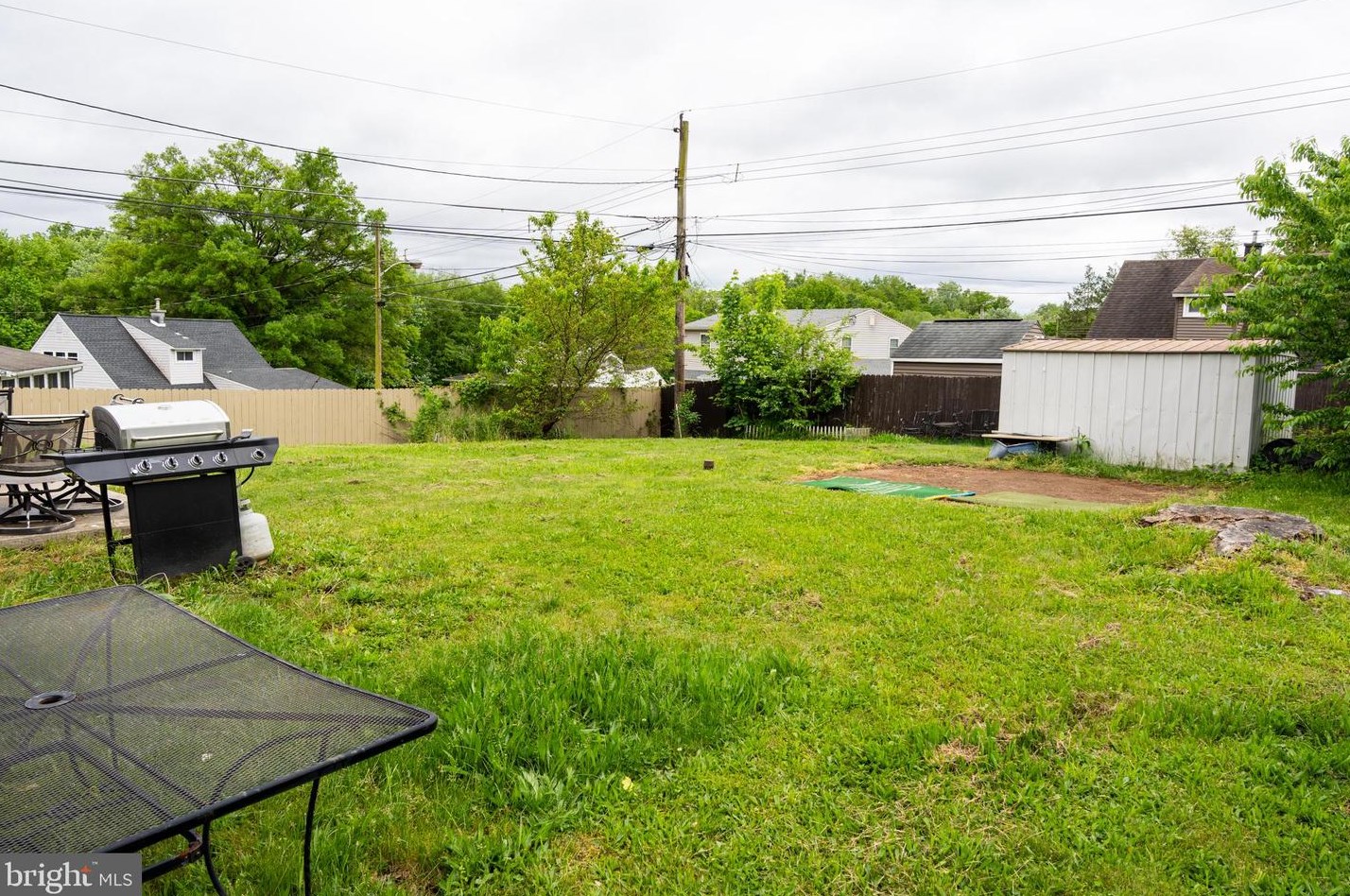 43 Camellia Rd, Levittown PA 19057-1742 exterior