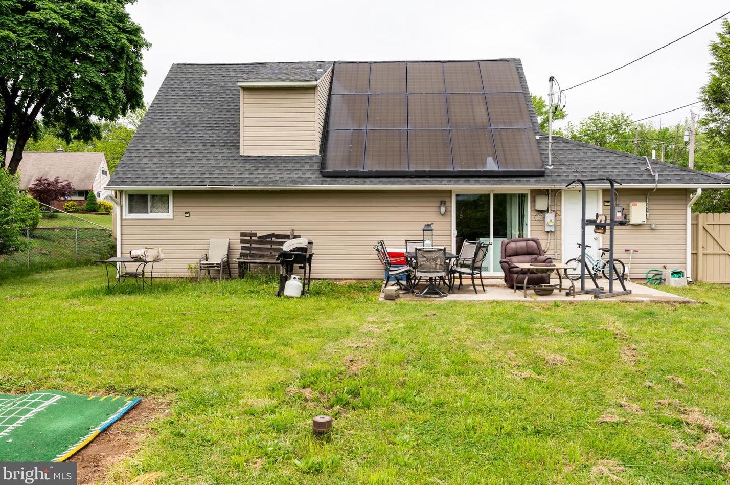 43 Camellia Rd, Levittown PA 19057-1742 exterior