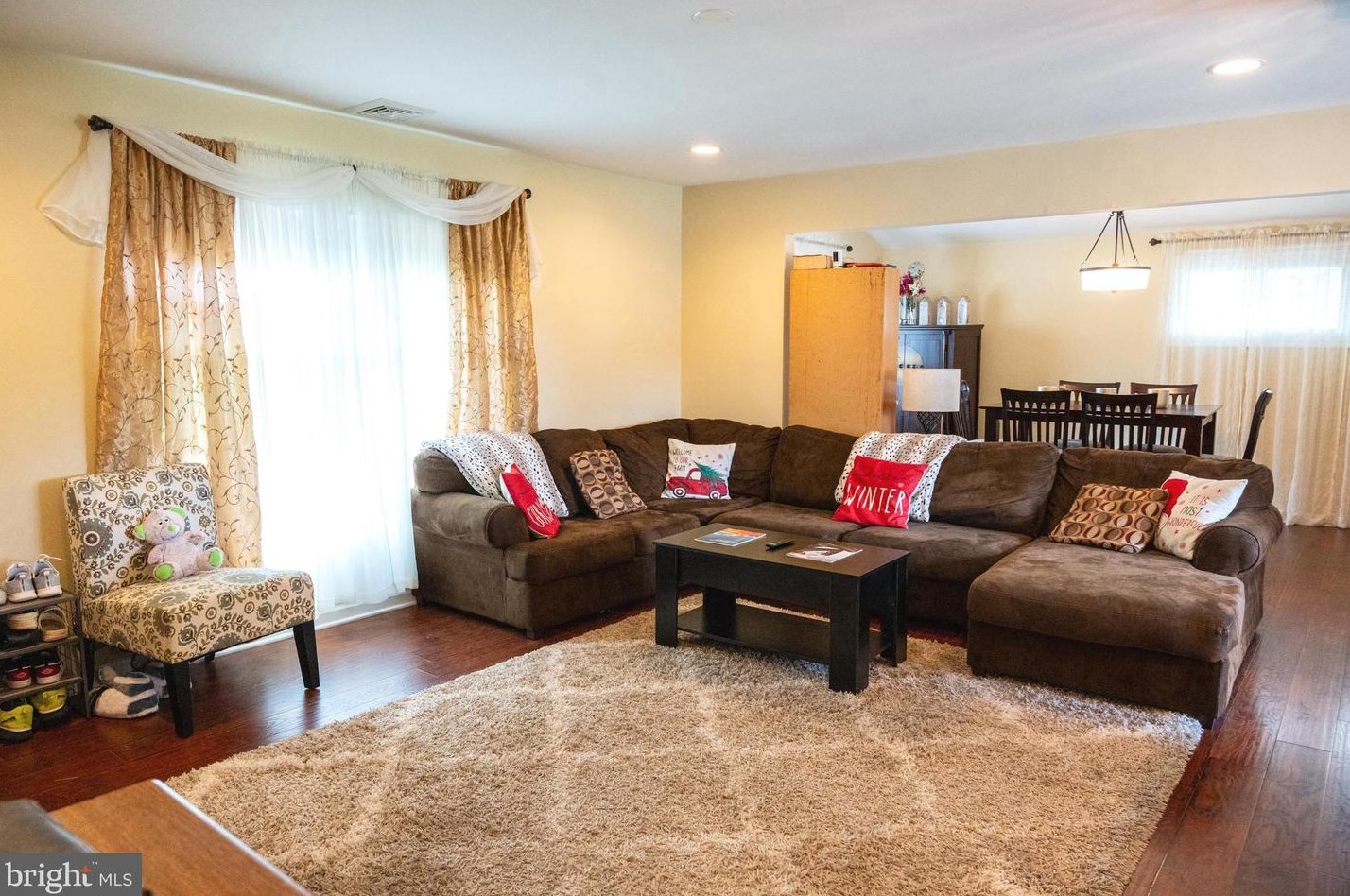 43 Camellia Rd, Levittown PA 19057-1742 exterior