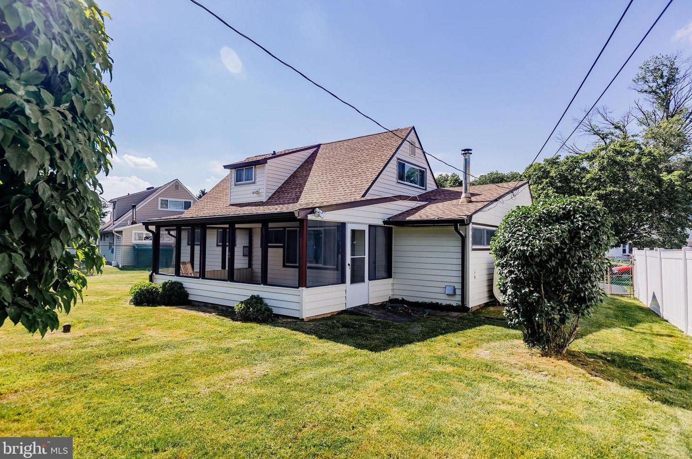 12 Vase Ln, Levittown PA 19054-1203 exterior