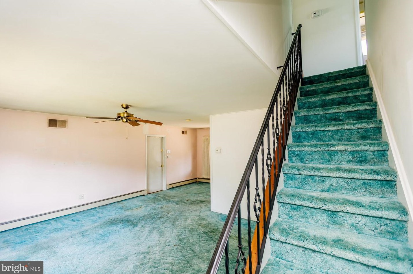 12 Vase Ln, Levittown PA 19054-1203 exterior