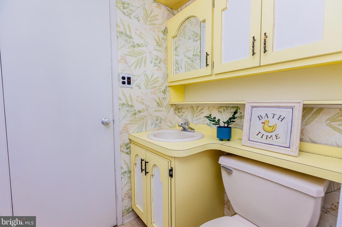 12 Vase Ln, Levittown PA 19054-1203 exterior