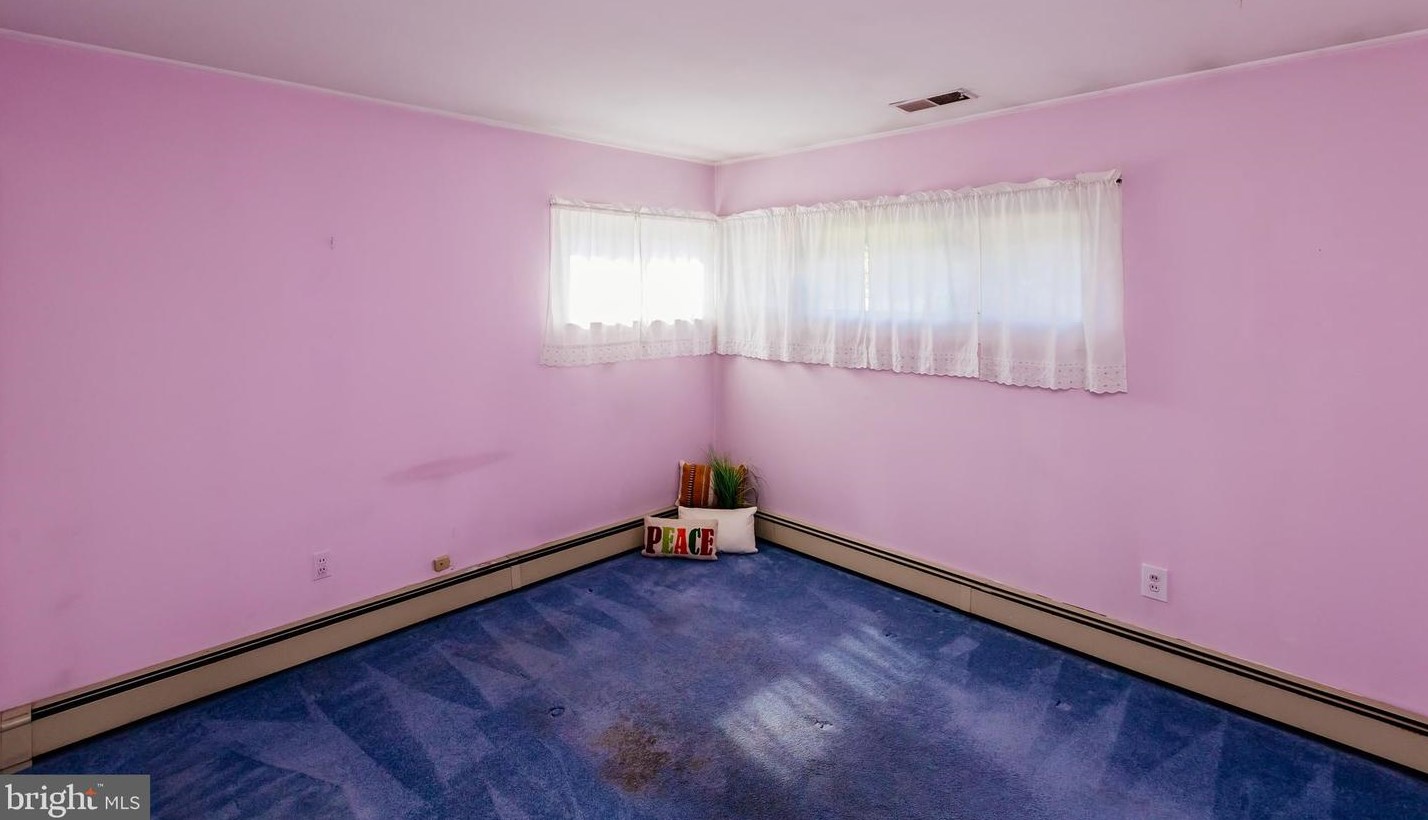 12 Vase Ln, Levittown PA 19054-1203 exterior