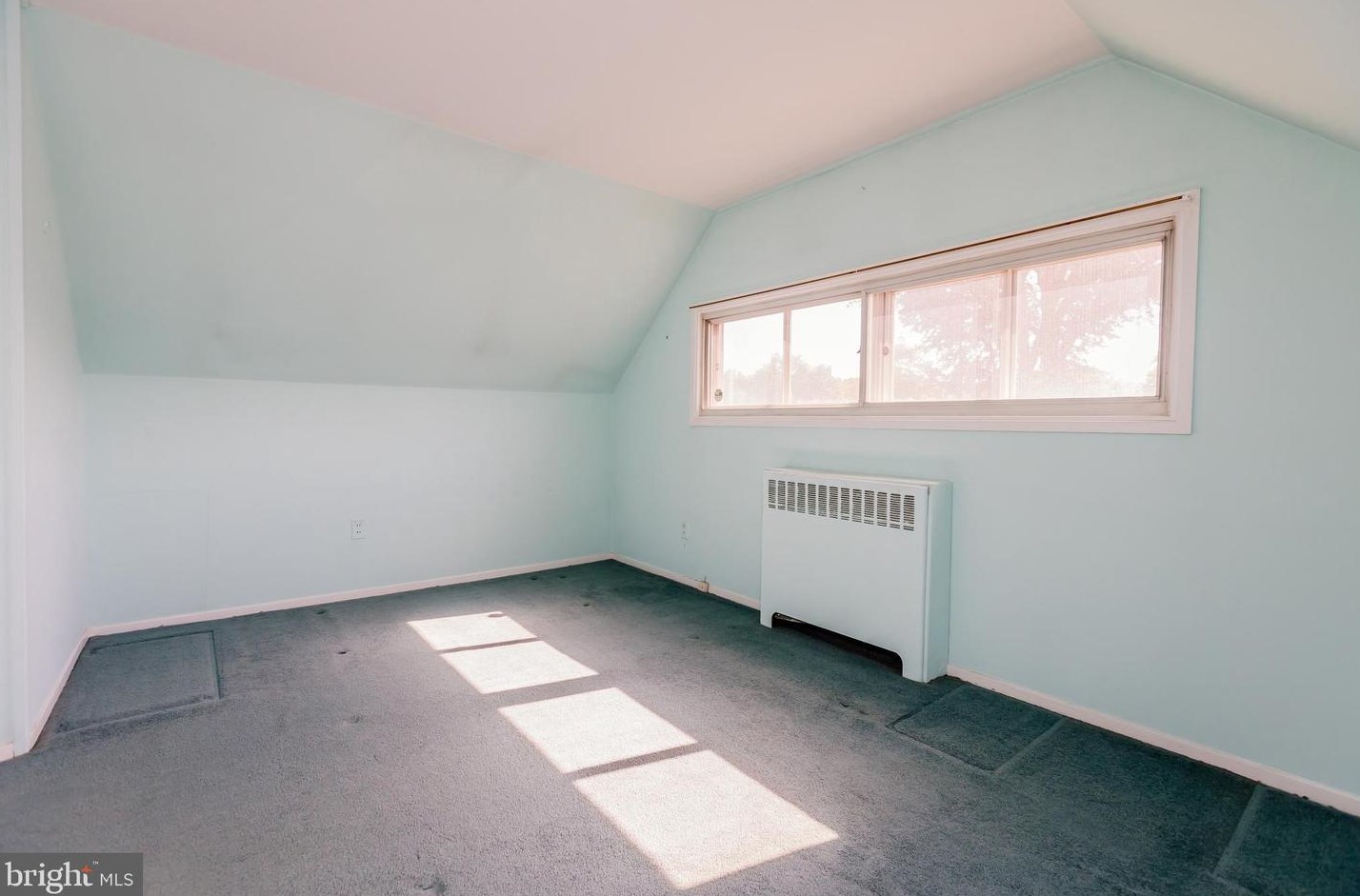 12 Vase Ln, Levittown PA 19054-1203 exterior