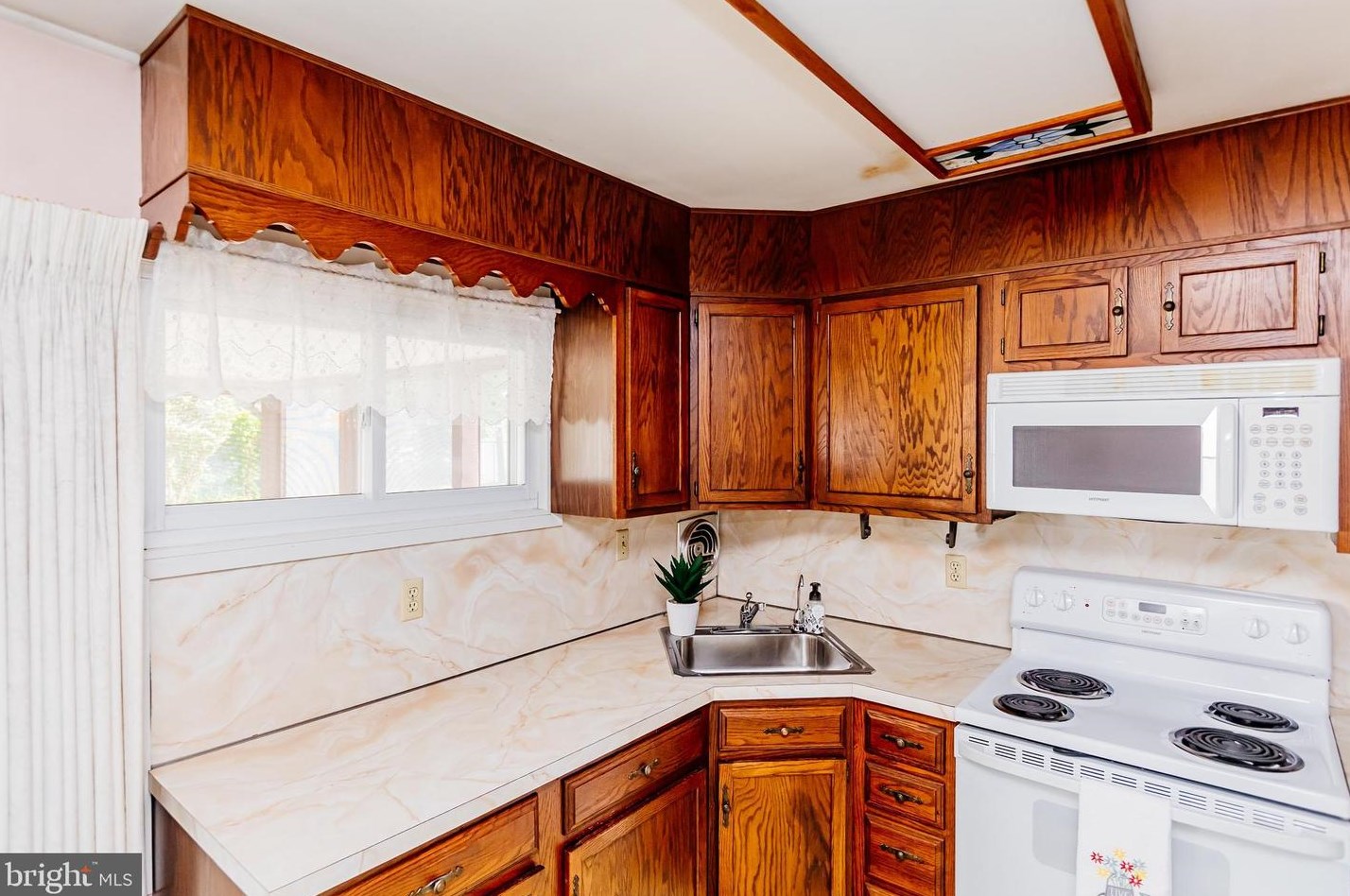 12 Vase Ln, Levittown PA 19054-1203 exterior