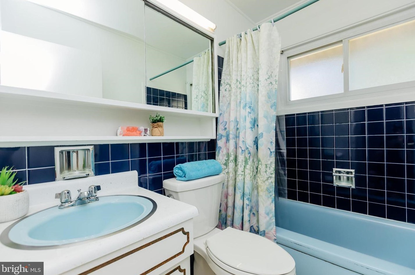 12 Vase Ln, Levittown PA 19054-1203 exterior