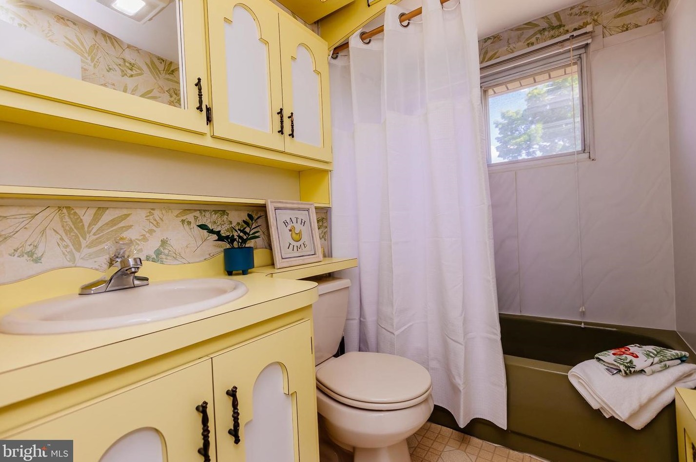 12 Vase Ln, Levittown PA 19054-1203 exterior