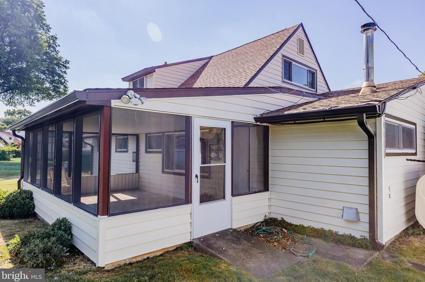 12 Vase Ln, Levittown PA 19054-1203 exterior