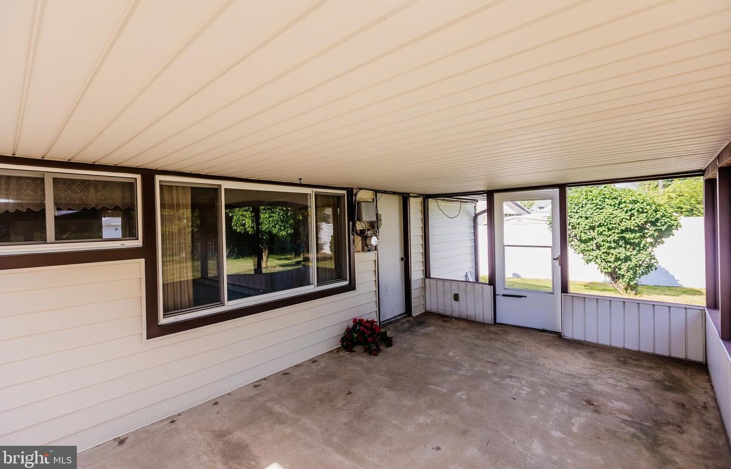 12 Vase Ln, Levittown PA 19054-1203 exterior