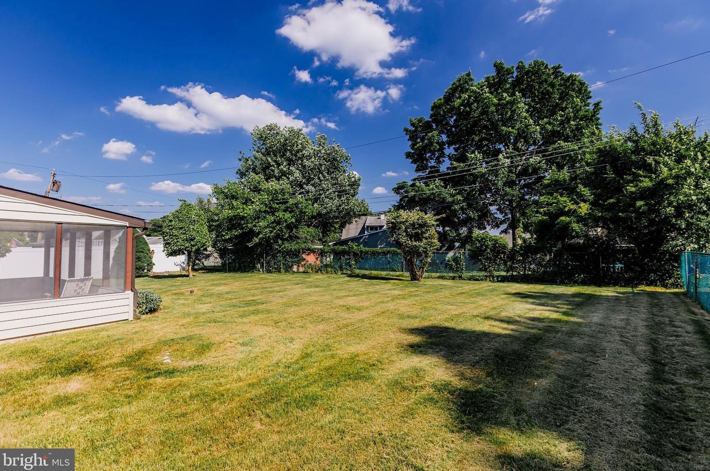 12 Vase Ln, Levittown PA 19054-1203 exterior