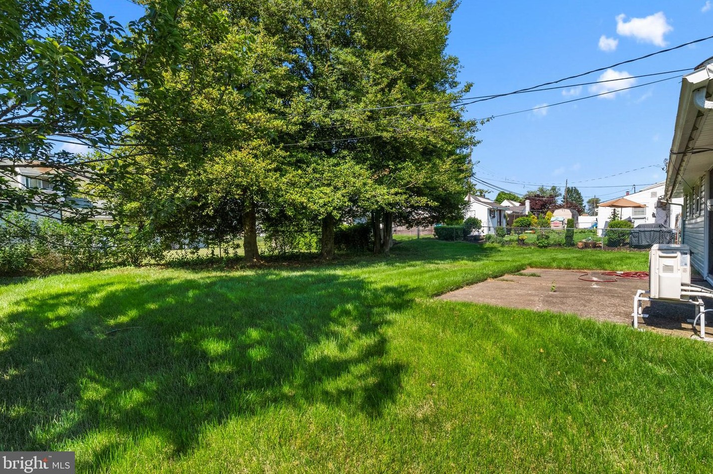 23 Tinsel Rd, Levittown PA 19056-1563 exterior