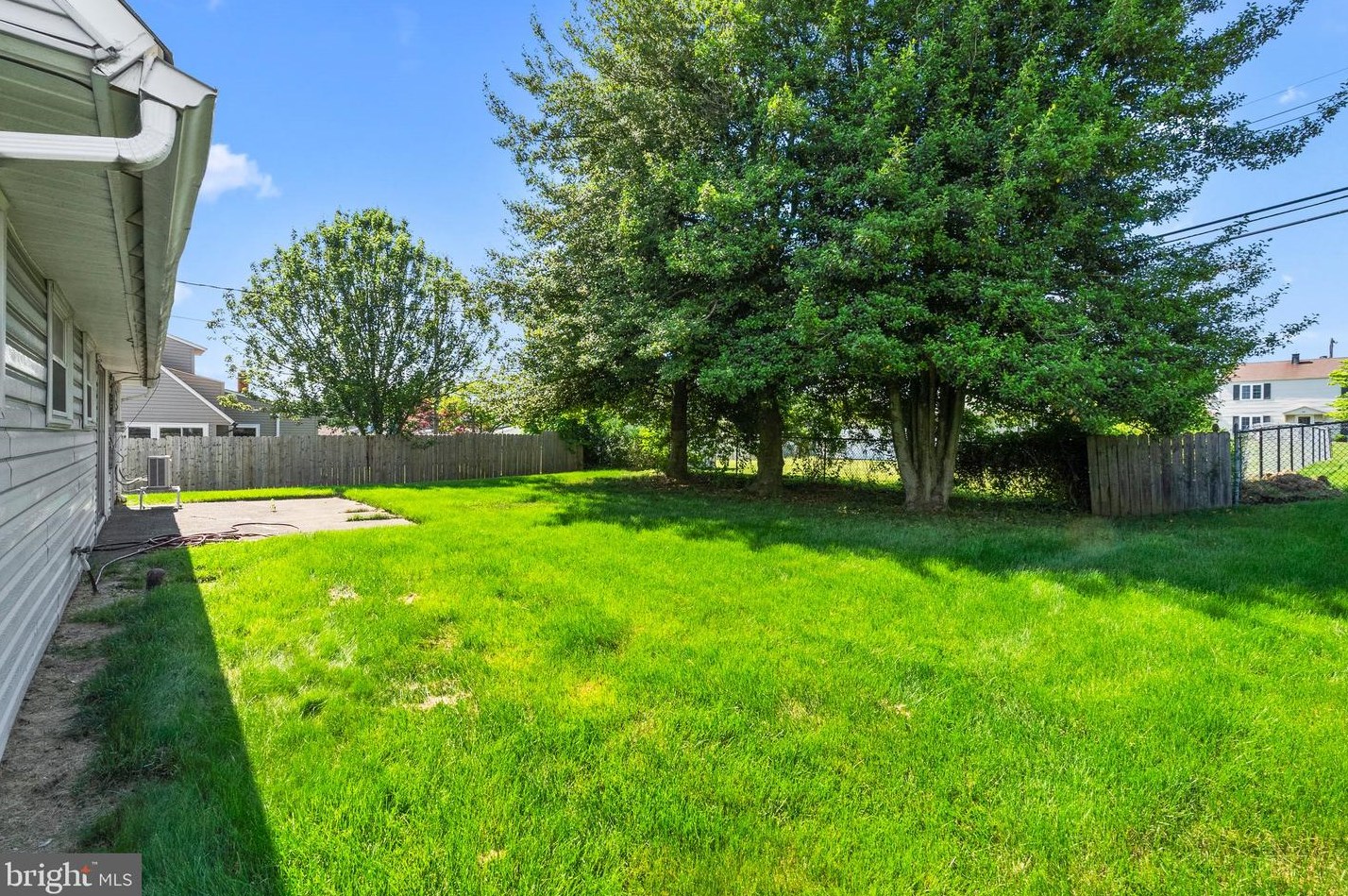 23 Tinsel Rd, Levittown PA 19056-1563 exterior