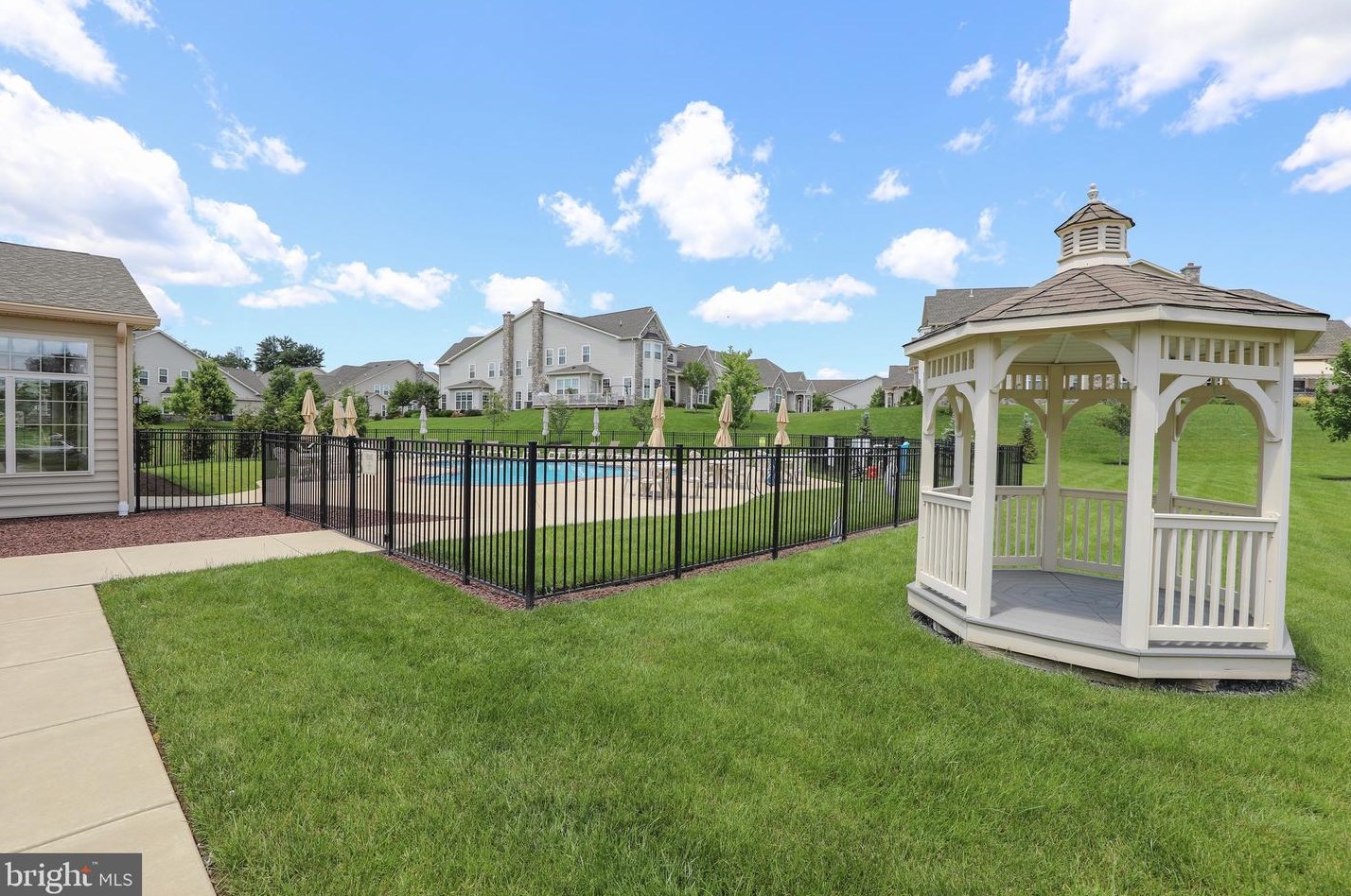 264 Willow Dr, Upper Makefield PA 18940-2447 exterior