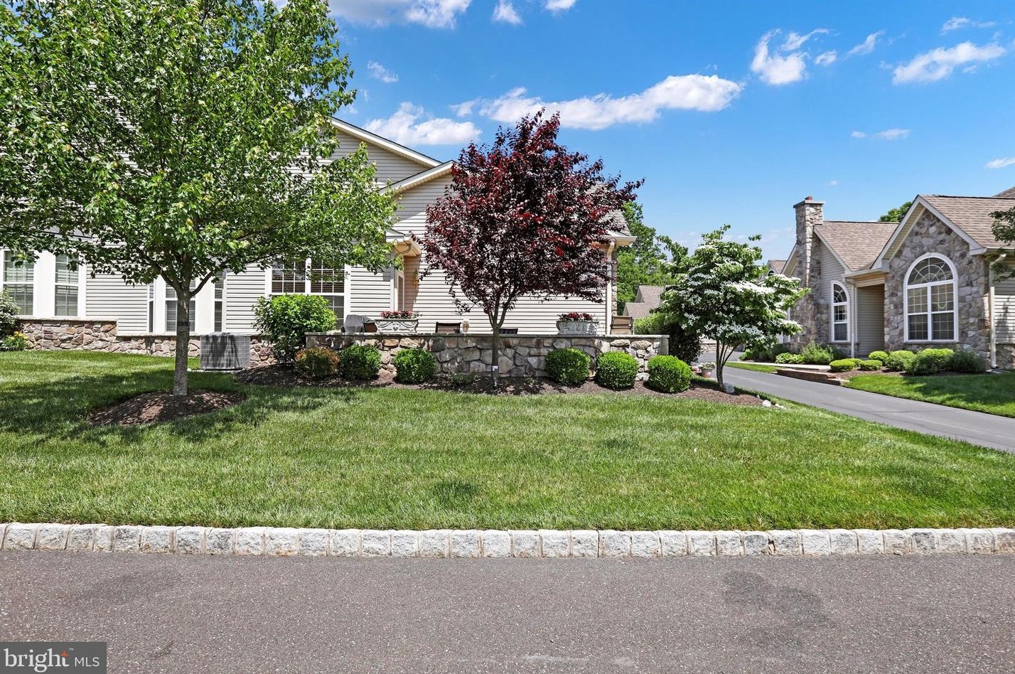 264 Willow Dr, Upper Makefield PA 18940-2447 exterior