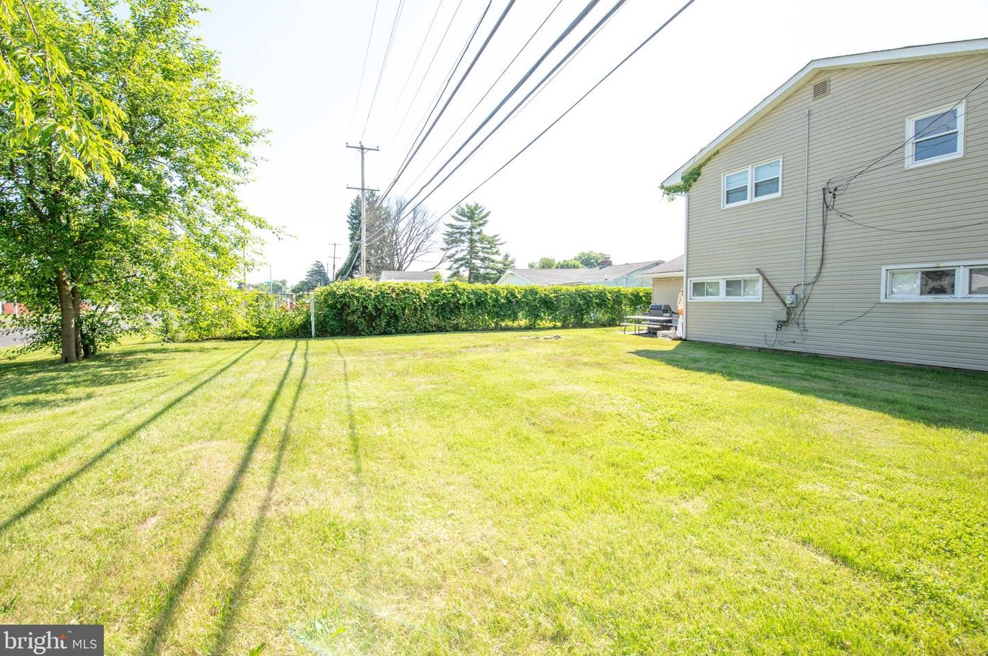 373 Stonybrook Dr, Levittown PA  19055-2015 exterior