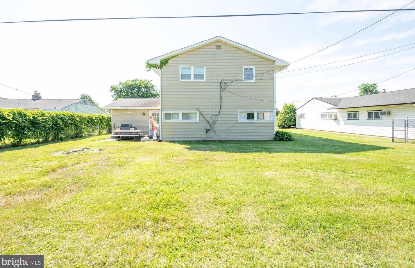 373 Stonybrook Dr, Levittown PA  19055-2015 exterior