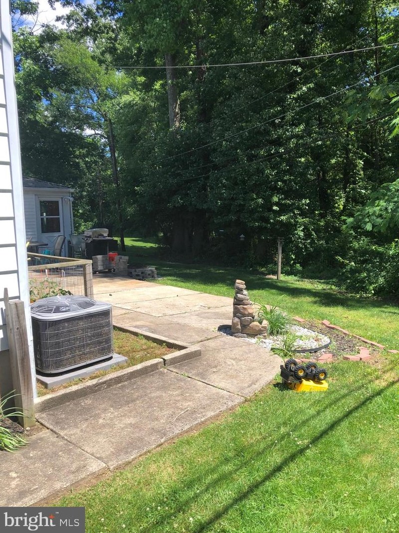 92 Penn Ln, Levittown PA 19054-2513 exterior