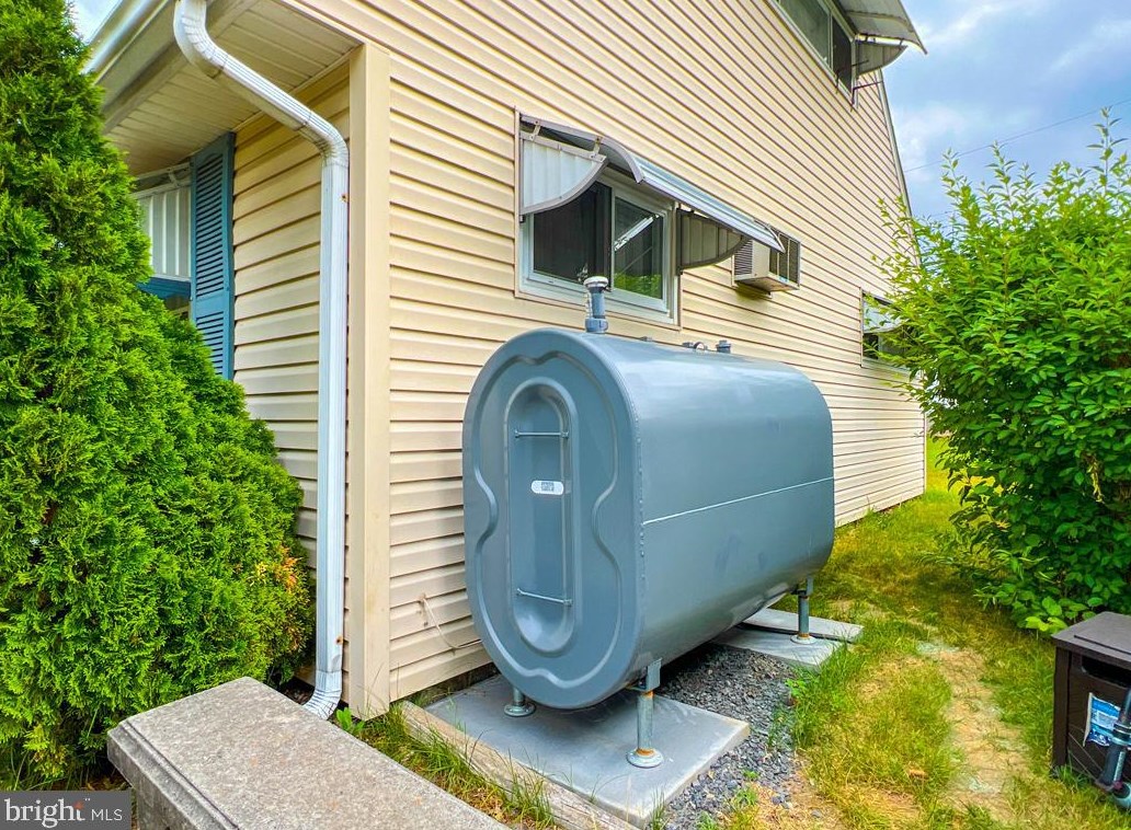 88 Kraft Ln, Levittown PA  19055-2412 exterior