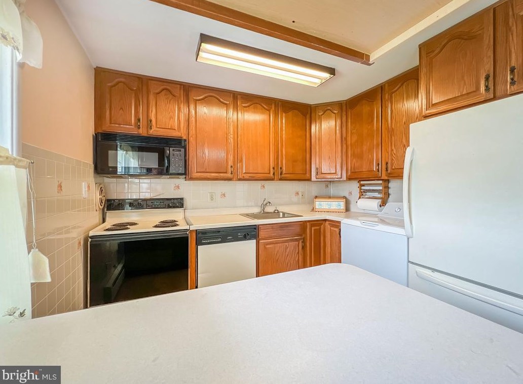 88 Kraft Ln, Levittown PA  19055-2412 exterior