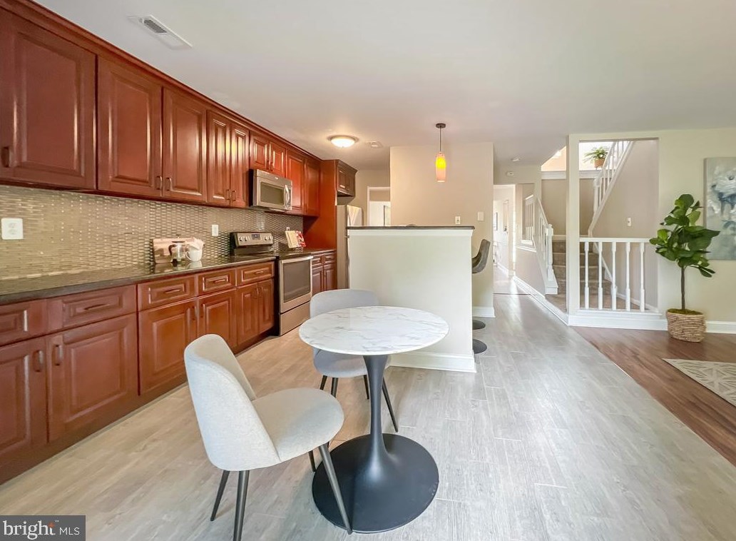 1391 Violetwood Ct, Yardley PA 19067-6413 exterior