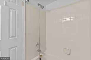 105 Hopkins Ct, Holland, PA 18966 - Photo 15