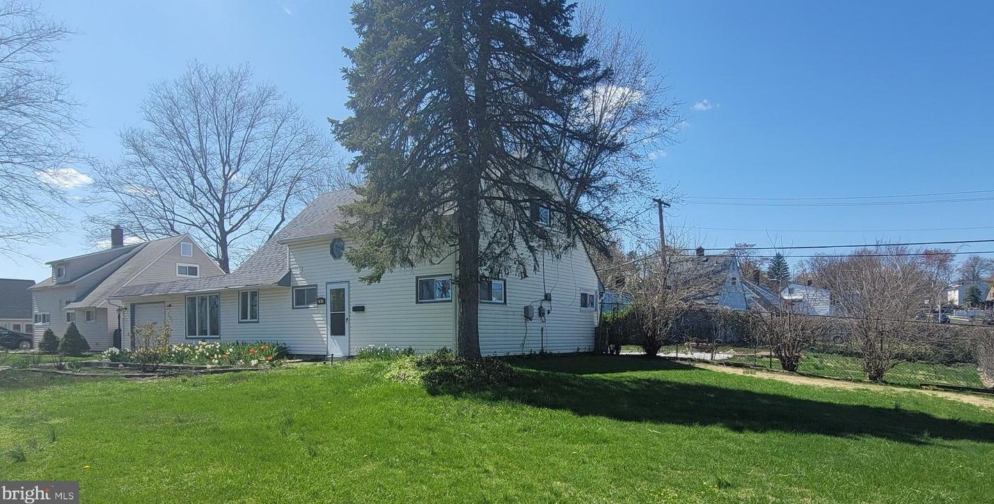 251 Holly Dr, Levittown PA  19055-1330 exterior