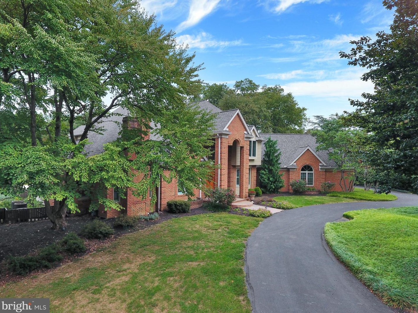 2 Westwind Dr, Lemoyne, PA 17043