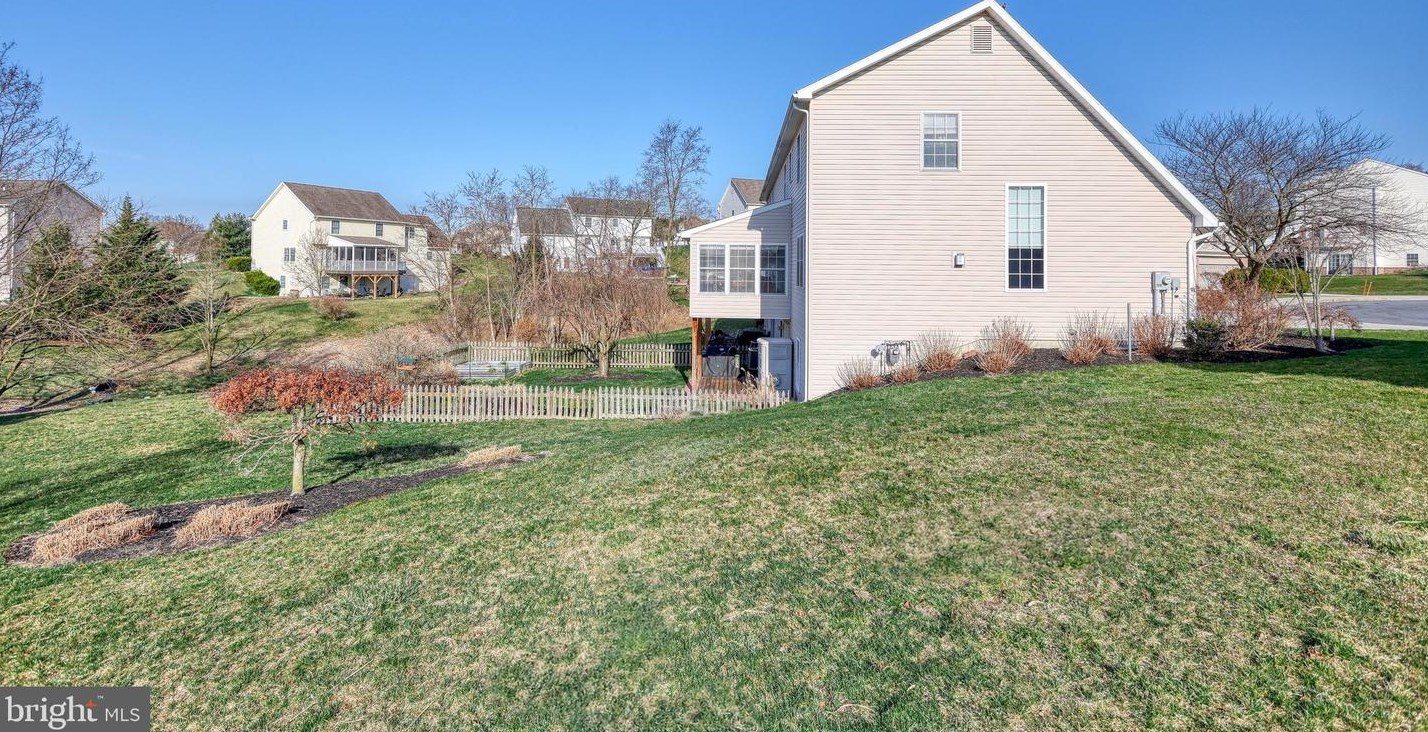 84 Cottonwood Ct, Carlisle PA  17013-8137 exterior