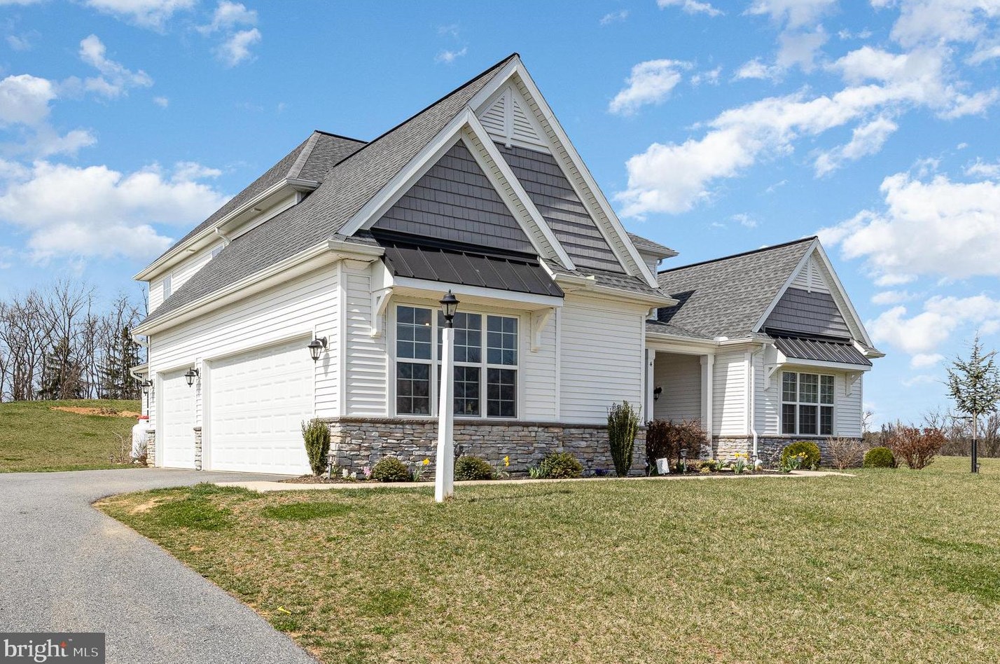 4 Peyton Dr, Carlisle PA  17015-8548 exterior