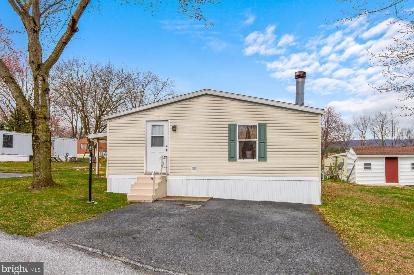 17 Cherry Ln, Carlisle PA 17015-7852 exterior