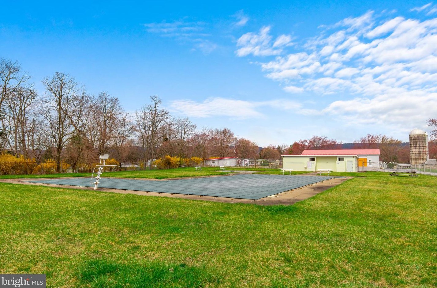 17 Cherry Ln, Carlisle PA 17015-7852 exterior