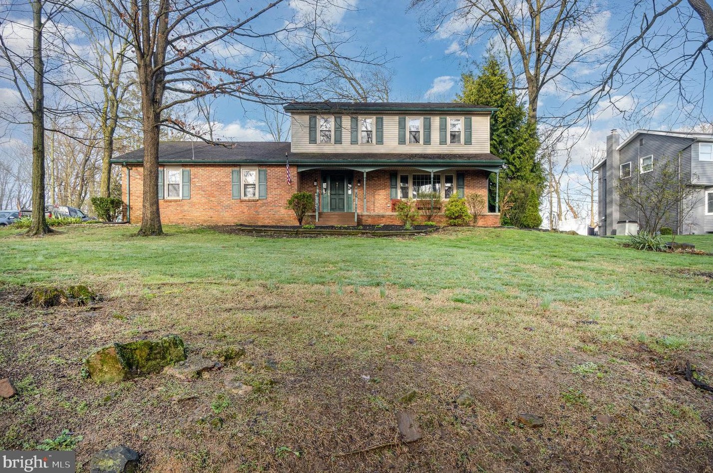 140 Hickory Rd, Carlisle PA  17015-9704 exterior