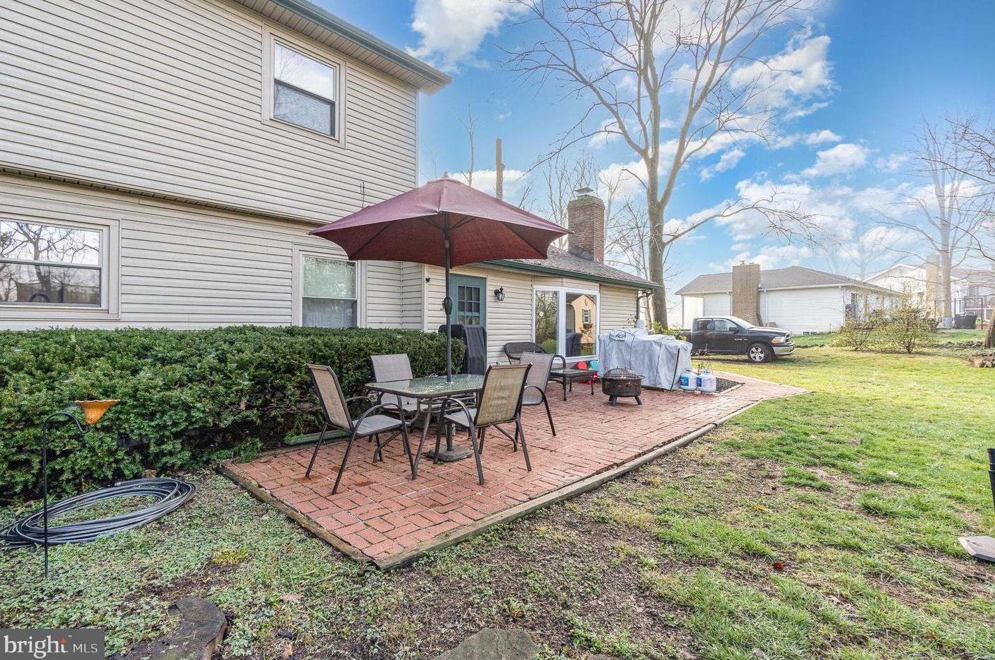 140 Hickory Rd, Carlisle PA  17015-9704 exterior