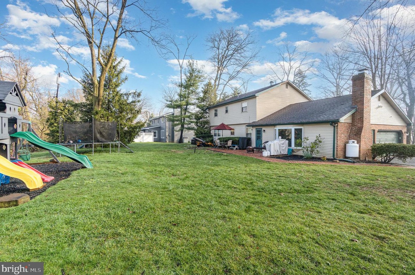 140 Hickory Rd, Carlisle PA  17015-9704 exterior