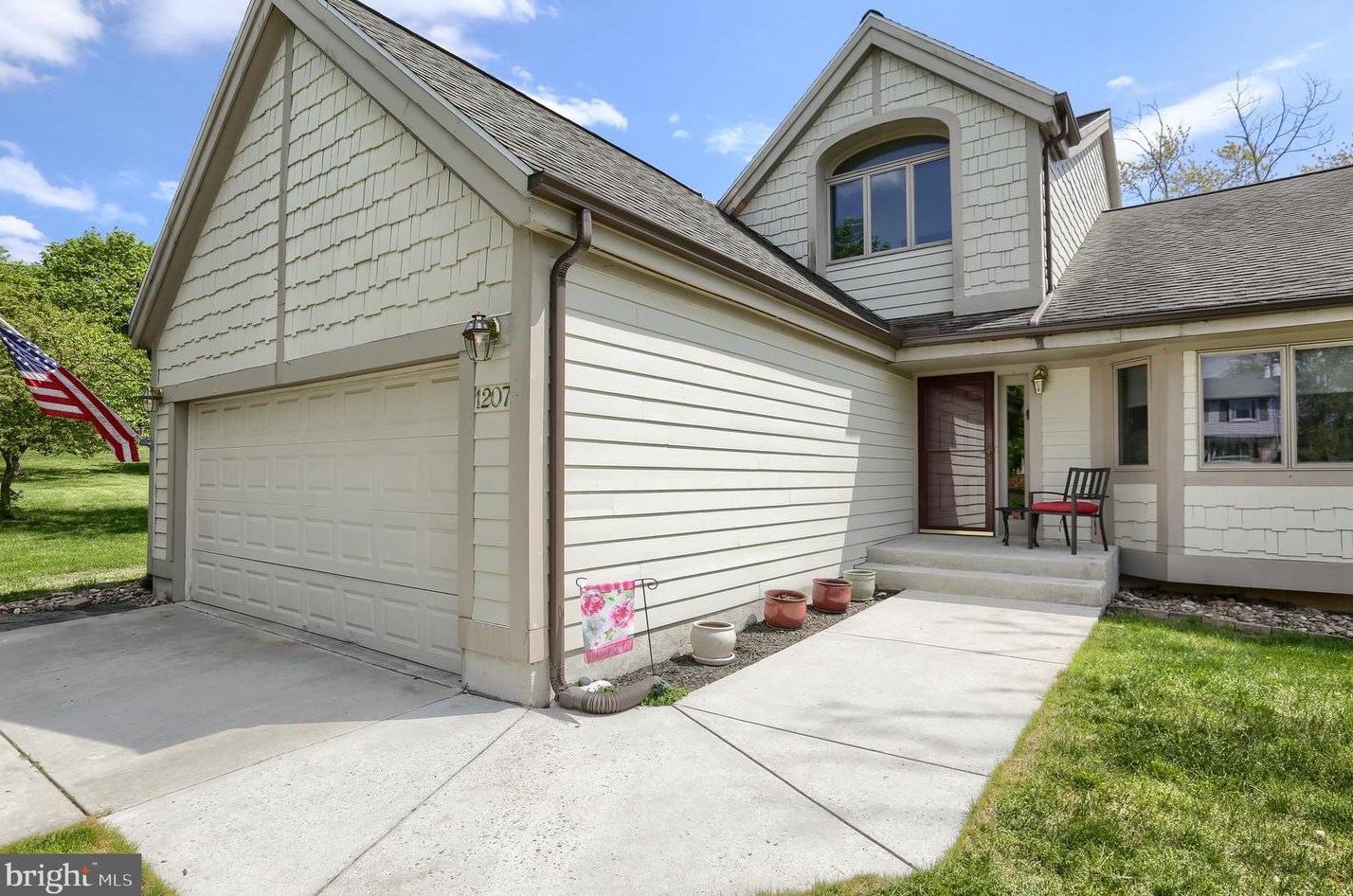 1207 Pheasant Dr, Carlisle PA 17013-1228 exterior