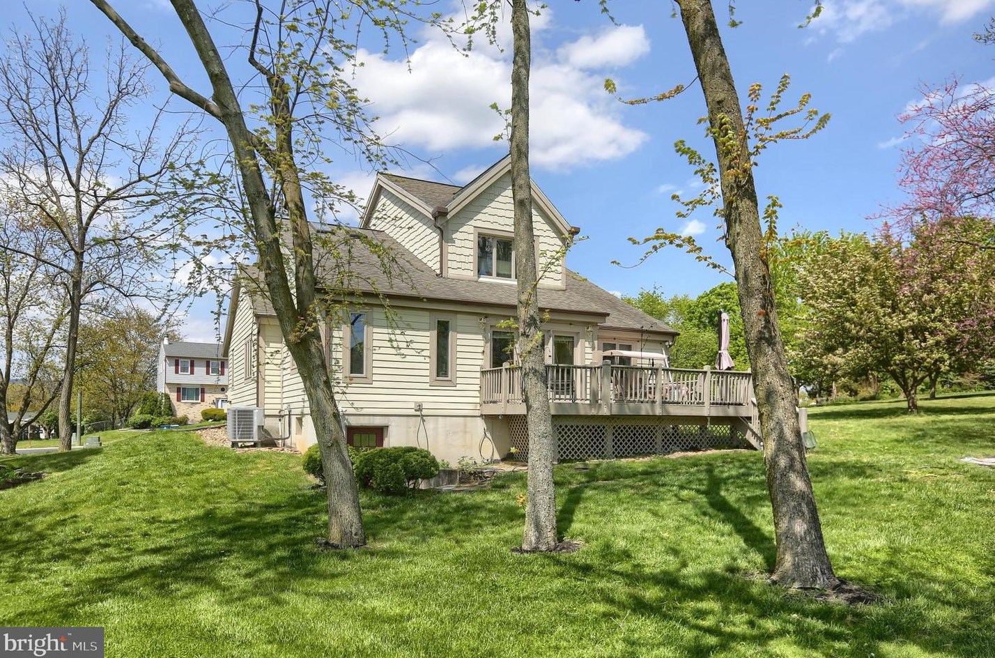 1207 Pheasant Dr, Carlisle PA 17013-1228 exterior