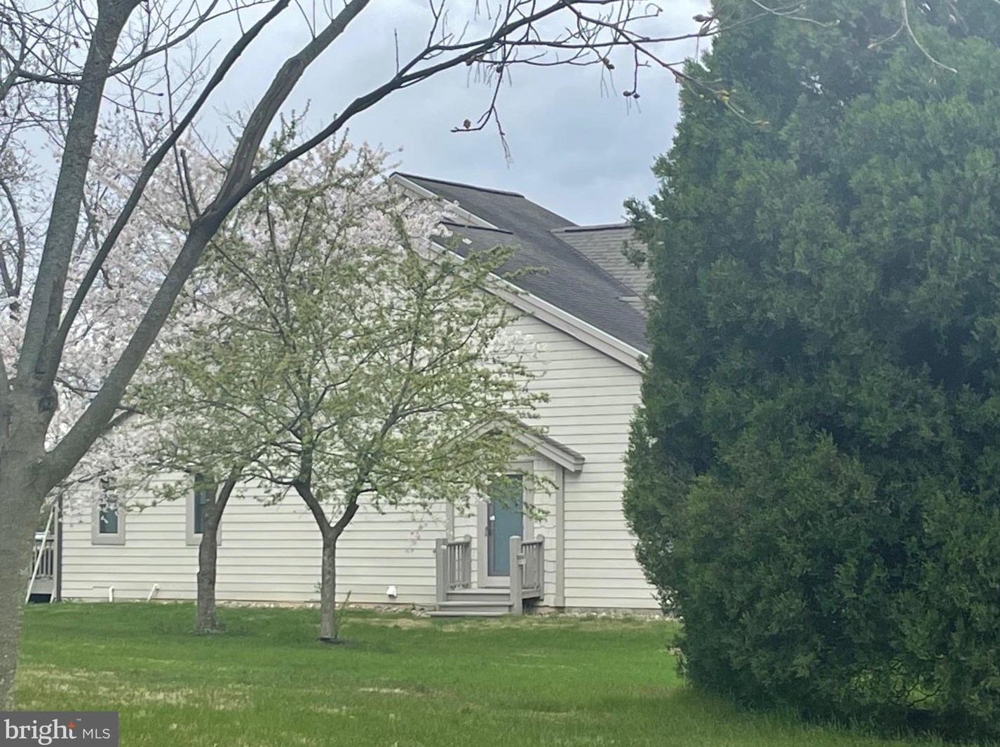 1207 Pheasant Dr, Carlisle PA 17013-1228 exterior