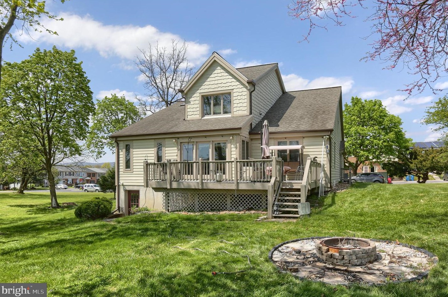 1207 Pheasant Dr, Carlisle PA 17013-1228 exterior