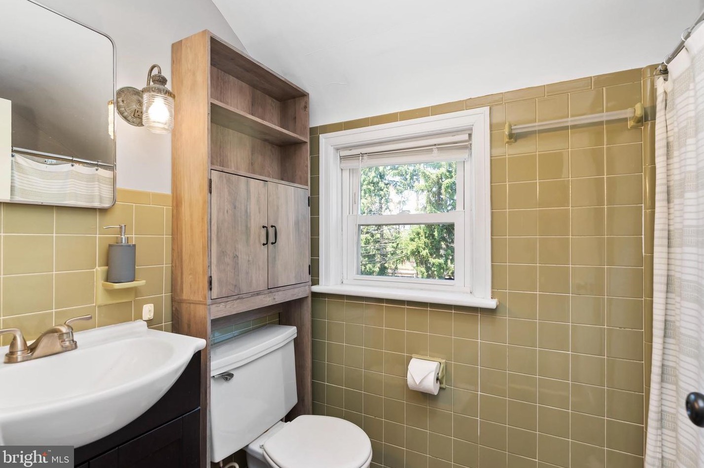 1902 Chatham Dr, Camp Hill PA  17011-5916 exterior